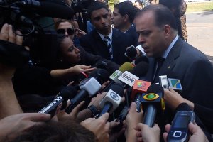 2011 - Velório Itamar Franco, atendendo a imprensa